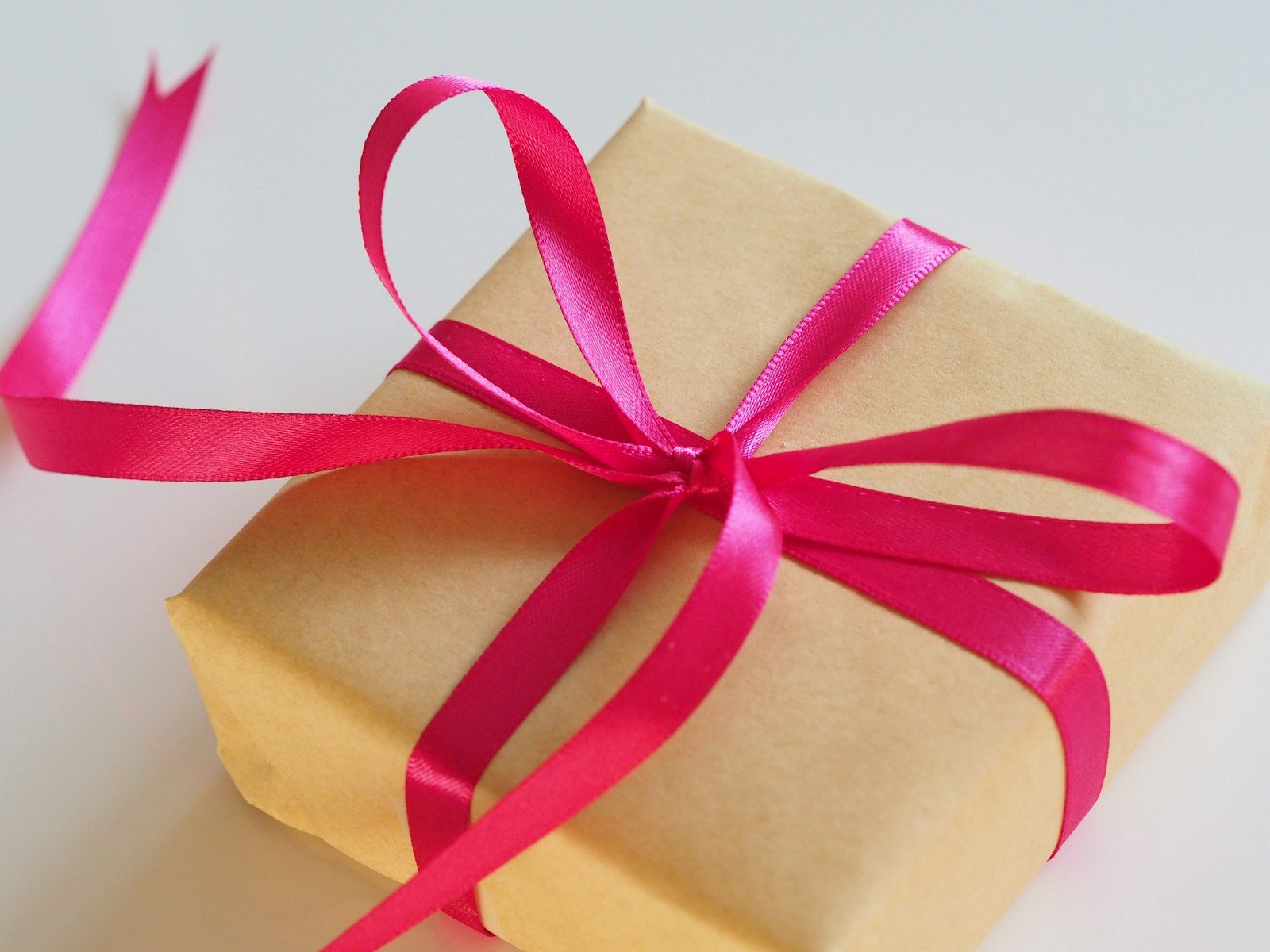 Geschenkbox mit rosa Schleife