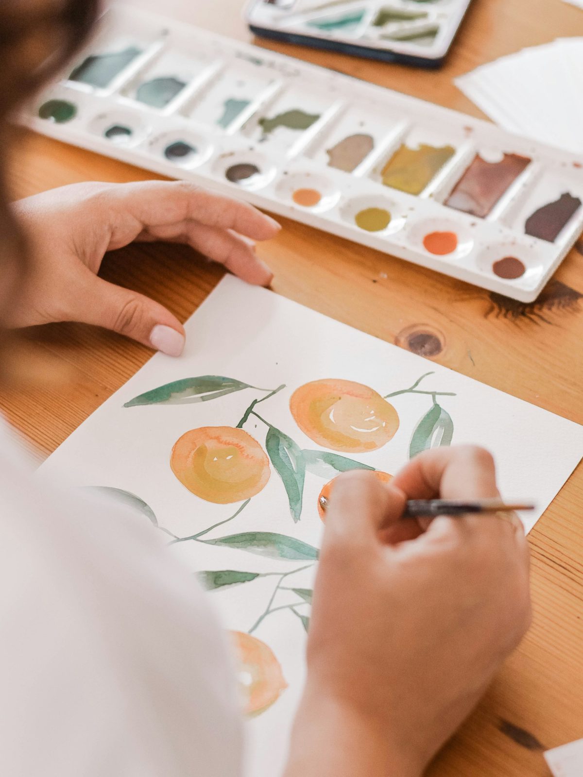 Aquarell-Orangen entstehen auf Papier